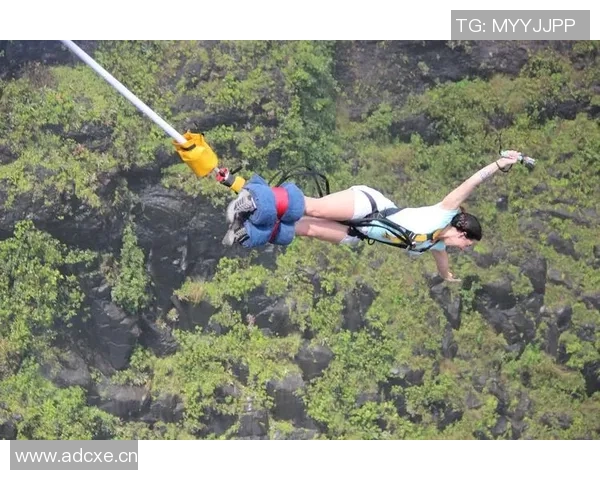 武汉攀岩队的灵活性揭秘：挑战极限与团队合作的完美结合